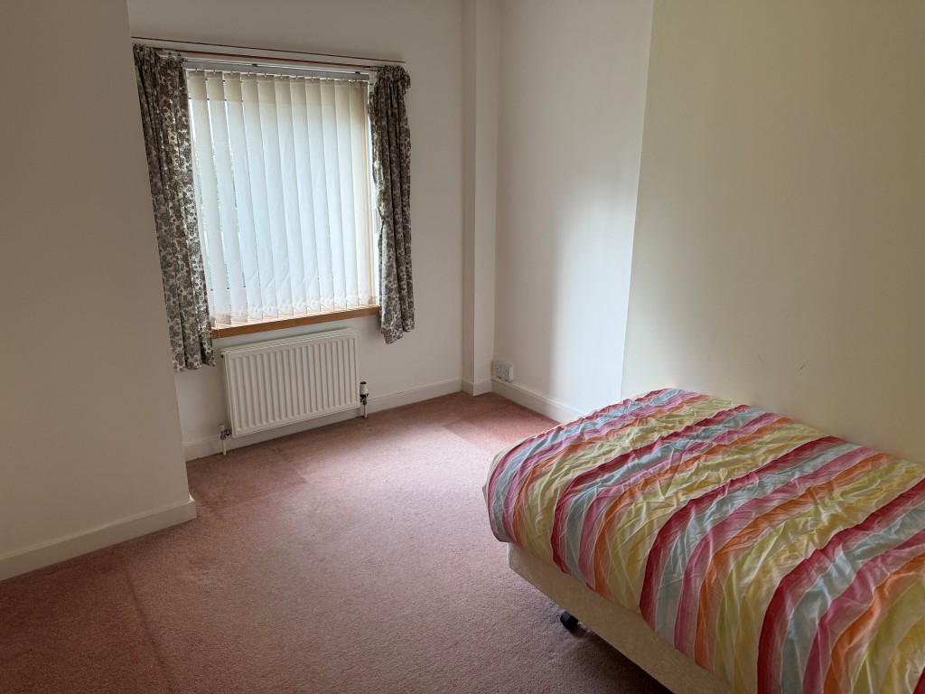 Lot: 130 - TWO-BEDROOM GROUND FLOOR FLAT IN NEED OF UPDATING CLOSE TO SEAFRONT - Bedroom 2 with window